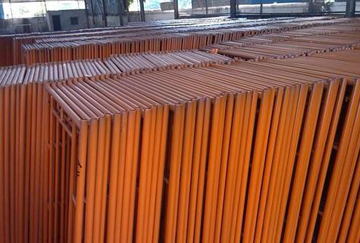 移動(dòng)腳手架搭設(shè)完畢后應(yīng)按以下標(biāo)準(zhǔn)進(jìn)行檢查驗(yàn)